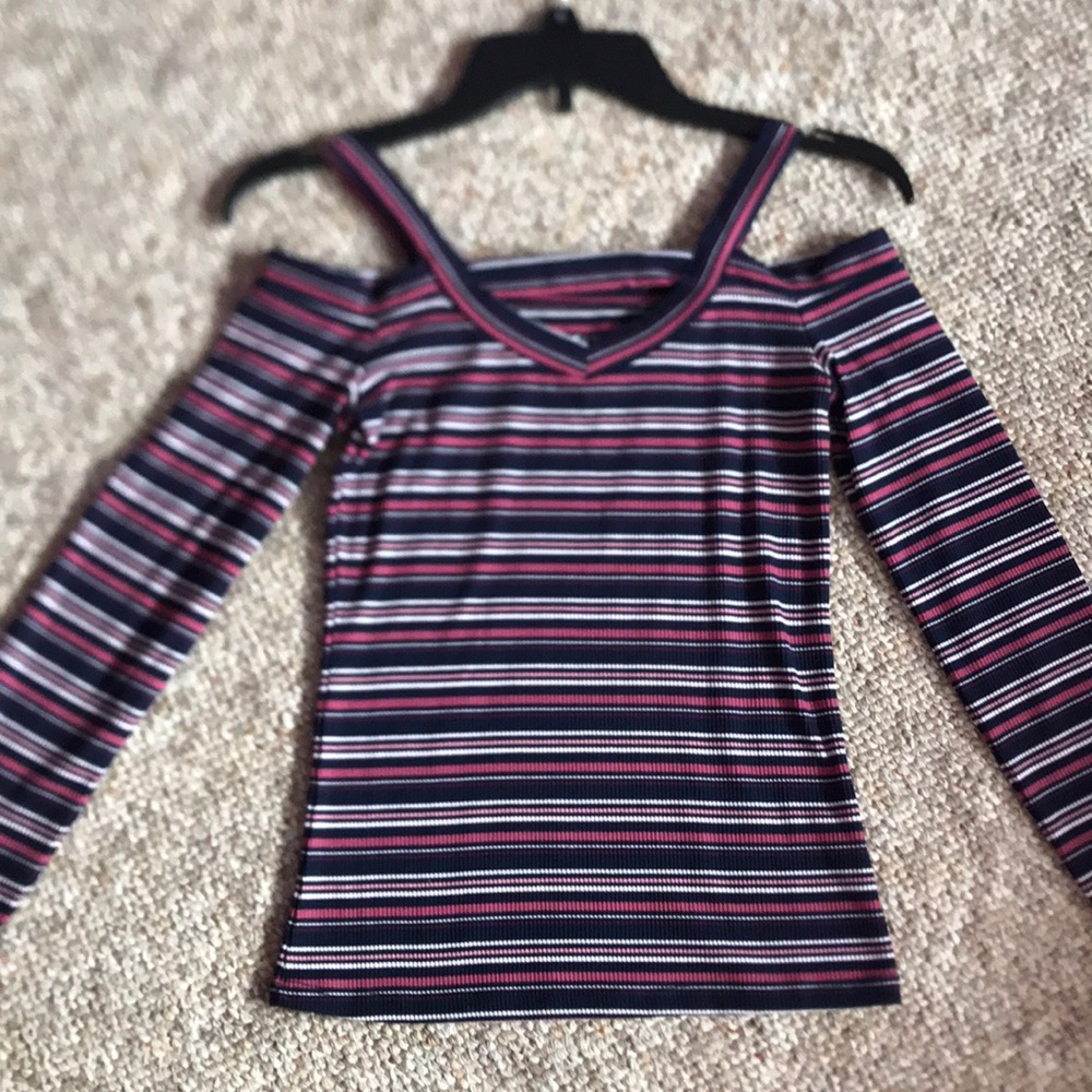 A Small Chic Long Sleeved Cropped Top Shirt 💜 !